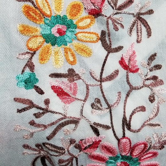 Floral embroidered sleeveless vest - Picture 2 of 3